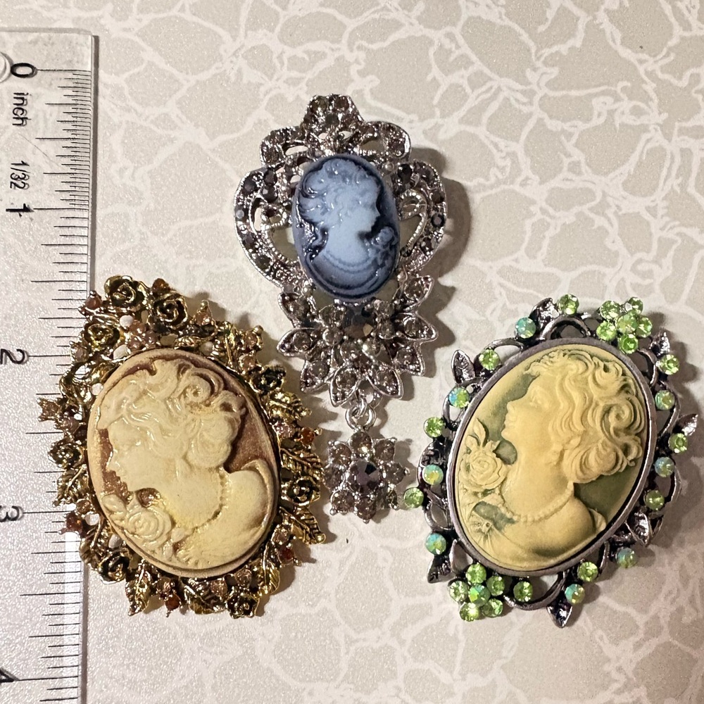 Elegant Cameo style Brooch Set with Gold and Silver tone Accents - Picture 5 of 5